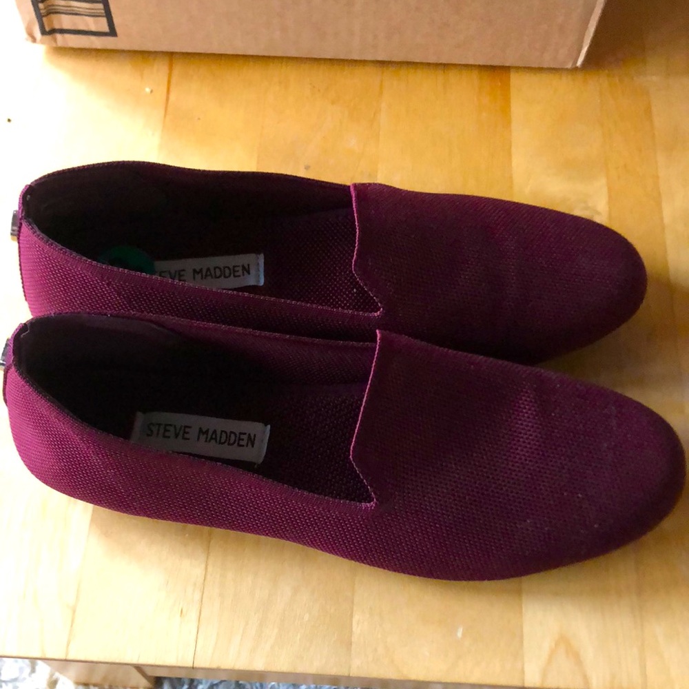 Steve Madden Maroon Sabin flat. Size 8.